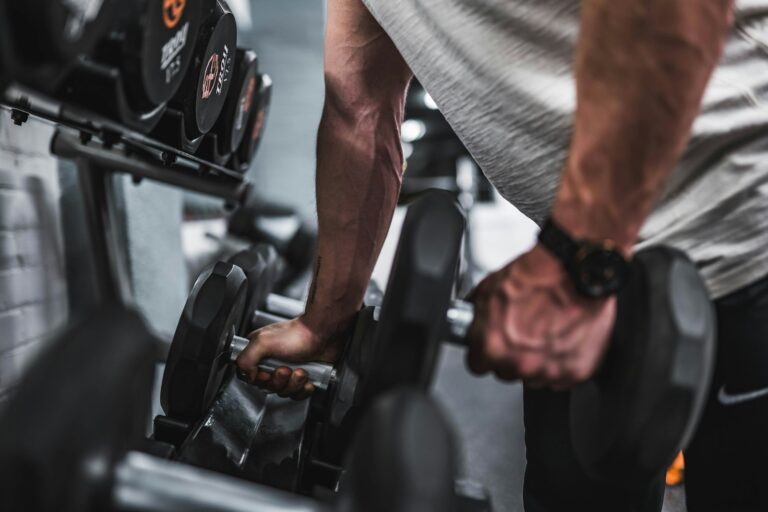 powerlifter wearing elbow sleeves bench press